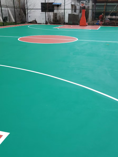 莱芜 球场长期使用易出现地面开裂